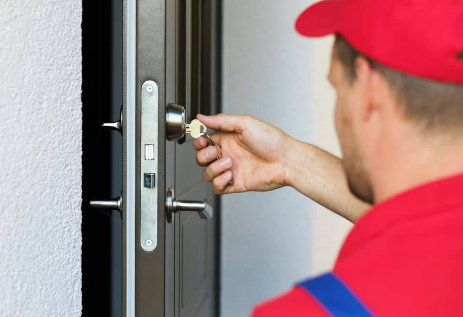 Serrurier en intervention sur une porte
